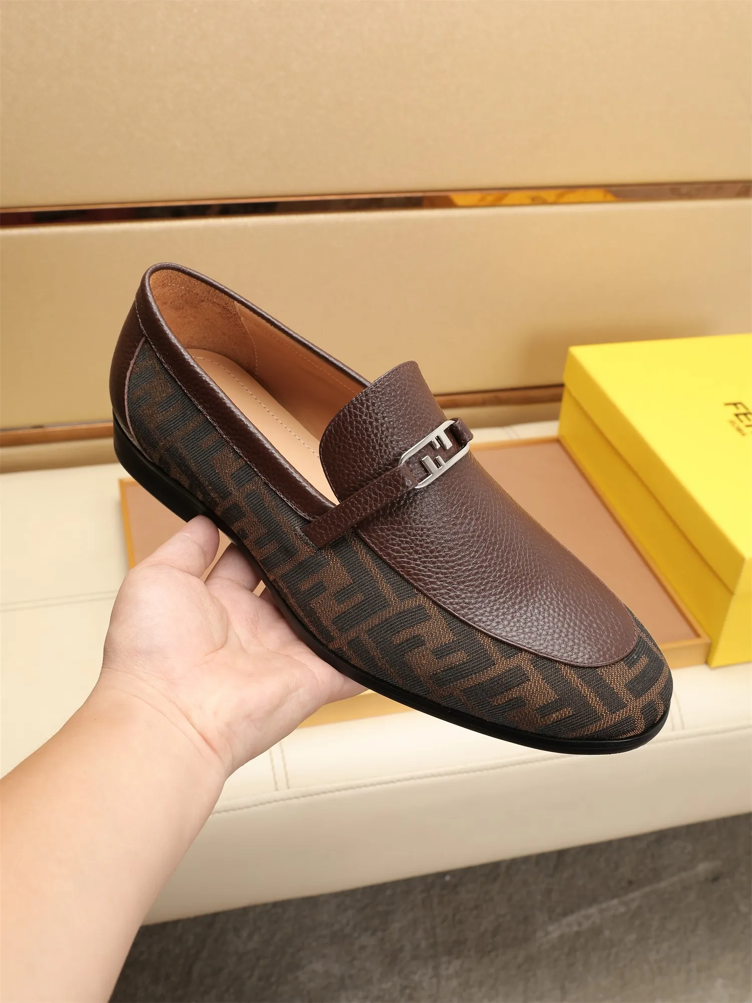 Men's shoes💰460 🕷🕷【FENDI】The latest men's formal leather shoes🇨🇳Classic series not to be missed💯The first layer is made of imported first-layer cowhide☘Original quality, the leather is smooth and delicate🎋Awesome version, perfect streamlined outline🍇Cowhide lining, size 38-44 (customized at 45.46)...